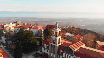 Flygcirkel runt Sighnaghi National Museum Tower med Alazani Valley-bakgrund video