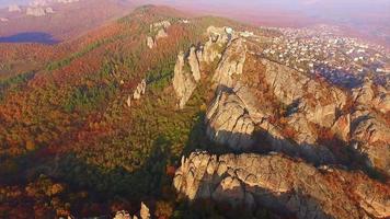 Hochfliegen über der Herbstnatur in Bulgarien mit historischer Stätte der Festung Belogradchik