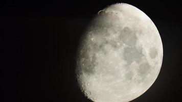 vue statique en gros plan la lune satellite terrestre pleine dans le cadre. phase de croissant décroissante. cosmos vue du télescope video