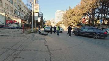 saburtalo, tbilisi, geórgia, 2021 - visão estática de dois carros danificados no local do acidente com motoristas em pé e falando ao telefone video