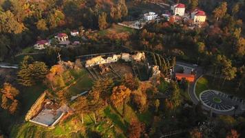 statisk uppifrån och ner flygfoto historisk petra fästning i batumi, georgien video