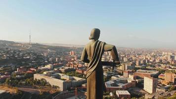 yerevan, armênia - 2 de setembro de 2021 - a estátua da mãe armênia. mãe armênia monumento aérea perto circular vista. na rua de fundo, parque da vitória de edifícios em yerevan