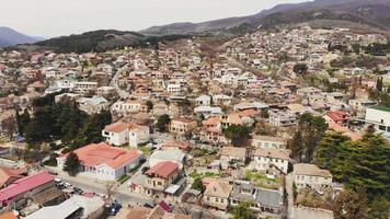 acercar la vista aérea panorama de edificios de techo rojo de la ciudad de mtskheta. hito de la antigua capital georgia. casas tradicionales en el cáucaso.antigua arquitectura de la ciudad capital de georgia. video