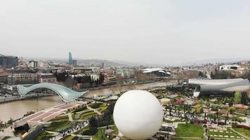 tbilisi, georgien, 2021 - människor som går i rike park georgiens huvudstad. video