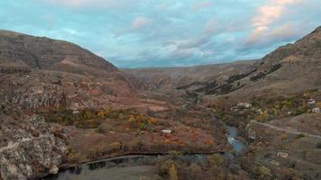 vista aérea cênica da paisagem montanhosa de vardzia com rio e fundo do céu dramático video