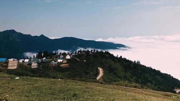 huizen boven wolken op gomis berg met cloudscape panorama. vakantiebestemming in georgië
