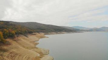 vista aérea da construção da barragem de sioni com pessoas pescando na geórgia, cáucaso video