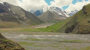 vista aerea del passo della valle del truso con lo sfondo delle bellissime montagne del Caucaso. punto di vista zakagori a kazbegi video