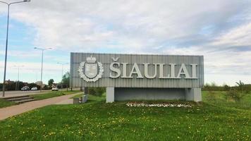 siauliai, lituania, 2021- monumento de la señal de siauliai por carretera a la ciudad. video