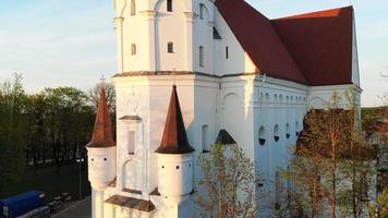 aérea close-up vista catedral de santos pedro e paul, siauliai, lituânia. igrejas católicas romanas no báltico. video