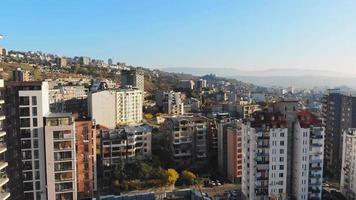 vista panorámica aérea fachadas de edificios inmobiliarios en tbilisi, capital de georgia en vista de otoño. panorama de desarrollo de la gran ciudad de la propiedad en un día soleado por la mañana video