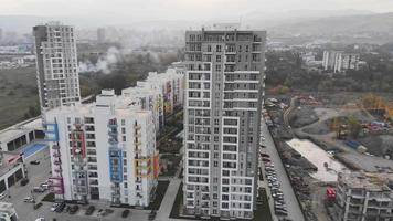 Vista aerea alto complesso di edifici immobiliari nella periferia della città con cielo nebbioso inquinato in una giornata nuvolosa.tbilisi.georgia video