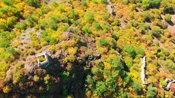 cercle aérien autour des ruines de la forteresse géorgienne de rkoni entourées d'arbres aux couleurs automnales video