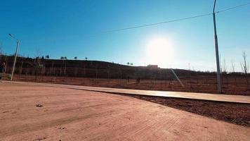 lapso de tiempo de personas caucásicas pasando por camino con la naturaleza de fondo. actividades de ocio en el cáucaso durante la cuarentena video