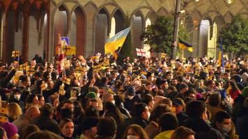 Tiflis, Georgien, 2022 - Schwenkansicht Hunderte von Menschen stehen für das ukrainische Volk gegen den Angriff und die Invasion russischer Truppen in der Ukraine video