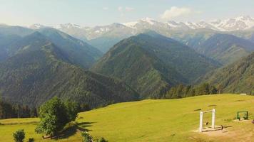 vista aérea de balanços icônicos com pessoas balançando nas montanhas cênicas do Cáucaso. heshkili cabanas destino de viagem svaneti