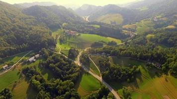 Flygfoto bergen i triglav nationalpark i slovenien våren. roadtrip i europa. video