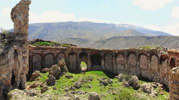 vista aérea ruínas da catedral de bana. famoso marco georgiano na turquia video