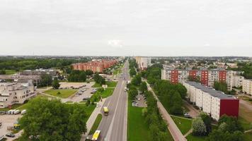 inclinação para baixo vista estrada da cidade de siauliai com ônibus amarelos na lituânia.transporte em países pós-união soviética video