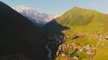 vista panorámica aérea de los pueblos de ushguli con un panorama impresionante de shkhara y el desfiladero de enguri. destino de senderismo en georgia