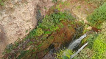 szenischer Overhead-Wasserfall aus nächster Nähe, isolierter filmischer Bannerhintergrund