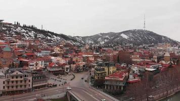 ver em tempo real os marcos do centro da cidade de tbilisi no inverno com edifícios arquitetônicos coloridos video