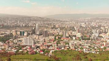 vuelo aéreo sobre el panorama de la ciudad de tbilisi en el área de negocios del distrito de vake