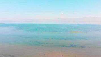Luftzoom im malerischen blauen Seepanorama mit Horizont im Freien. Armenien Küste des Sevan-Sees video