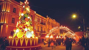 tbilisi, georgia, 2021 - gente en el mercado de navidad