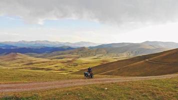 el ciclista masculino se para en bicicleta en la carretera del campo y revisa la bicicleta. seguridad y mantenimiento durante el ciclismo video