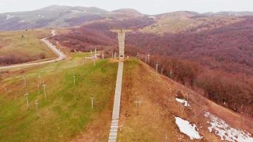 vue aérienne en mouvement rapide mémorial du monument géant de la bataille de didgori. attraction touristique des monuments de la géorgie. video