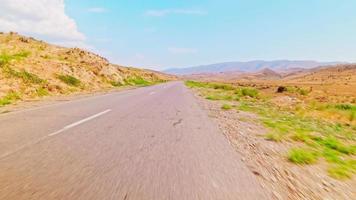 estrada vista lateral armênia panorama em montanhas hyperlapse. conceito de visão de natureza de tráfego e cáucaso