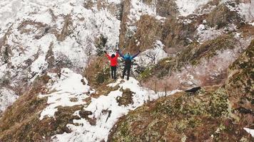 vista rivelatrice la giovane coppia vittoriosa gioiosa gode della natura invernale in una posizione panoramica con lo splendido panorama del canyon di birtvisi. Sfondo di viaggio spaziale vuoto. video