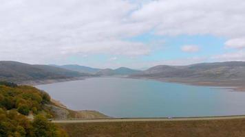 vue panoramique aérienne du réservoir de sioni à pâques en géorgie. écologie et environnement dans le concept du caucase video