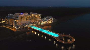 shekvetili, geórgia, 2020 - vista frontal aérea do exterior do hotel spa resort à noite video