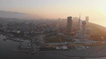 sorvola gli splendidi edifici della città di batumi nella georgia panoramica in 4k. turismo e industria nel Caucaso video