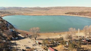 vista aérea lago lisi com pessoas à beira do lago na paisagem tranquila. bem estar e tempo no conceito de natureza video