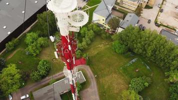 inclinar hacia arriba ver la antigua arquitectura de la urss torre de radio y televisión en la ciudad postsoviética de siauliai, lituania. video