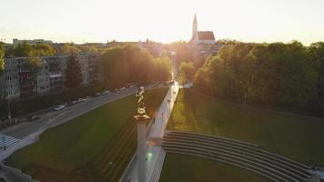 siauliai, litouwen, 2021 - luchtfoto standbeeld van gouden jongen in siauliai, litouwen, europa reisbestemming. video