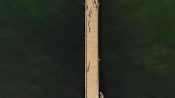 berühmtes touristenziel aus der vogelperspektive - palanga pier mit stadtpanorama im baltischen land litauen. sommerferien urlaub in osteuropa. video