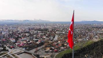 vista circular aérea símbolo nacional da turquia - bandeira turca no poste no topo da colina na fortificação do castelo de kars video