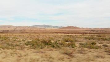 vista del paisaje desierto de paso rápido en el parque nacional vashlovani. ventana punto de vista perspectiva video