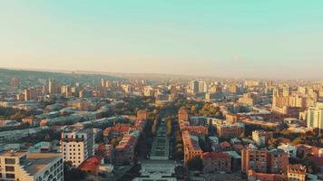 szenische ansicht eriwan-stadtpanorama in armenien mit herbstfarben, ararat und blauem himmelhintergrund video