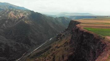 zoom aéreo en vista cinematográfica del paisaje panorámico del valle en la provincia de lori en armenia. destino de viaje en el cáucaso