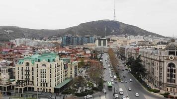 tbilisi, georgial, 2021 - vista estática aérea do panorama da capital da geórgia com edifícios e carro.