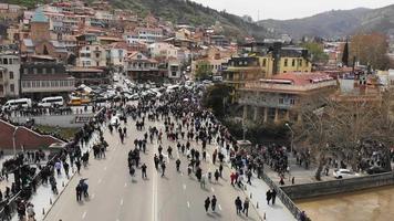 tbilisi, georgien, 2021 - människor som går på gator i georgiens huvudstad. flygfoto tbilisi tragedi jubileumsdemonstration. video