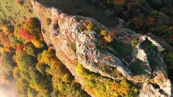 ruinas de la fortaleza de kojori desde arriba. destino de viaje en georgia. lugares históricos alrededor de tbilisi video