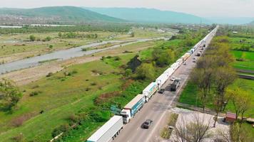 gudauri, georgia, 2021 - luchtfoto vrachtwagens staan op zijweg vast op snelweg georgië-rusland. video