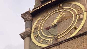 vue rapprochée jusqu'à l'horloge de la tour dans le centre-ville de tbilissi.géorgie attractions touristiques historiques. video