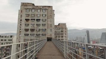 vue statique de l'ancien pont soviétique et de l'arrière-plan du bâtiment avec vue sur la ville moderne de tbilissi video